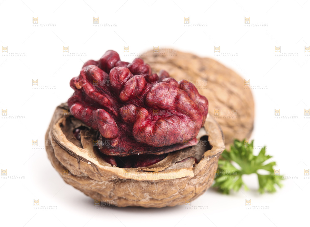 白底上摆放着薄皮红肉核桃