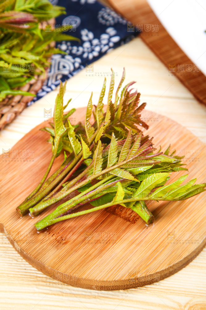 木板上放着沂蒙山香椿芽
