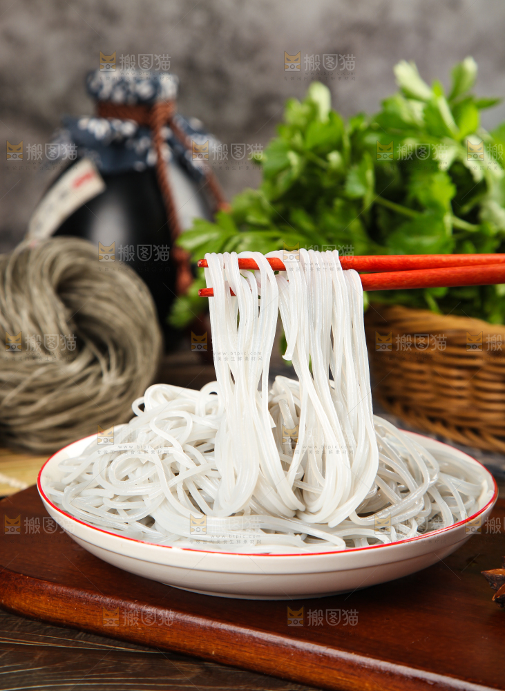 筷子夹着红薯粉