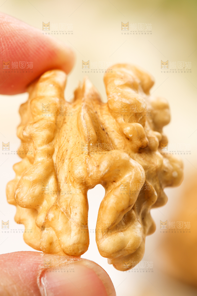 手拿核桃仁