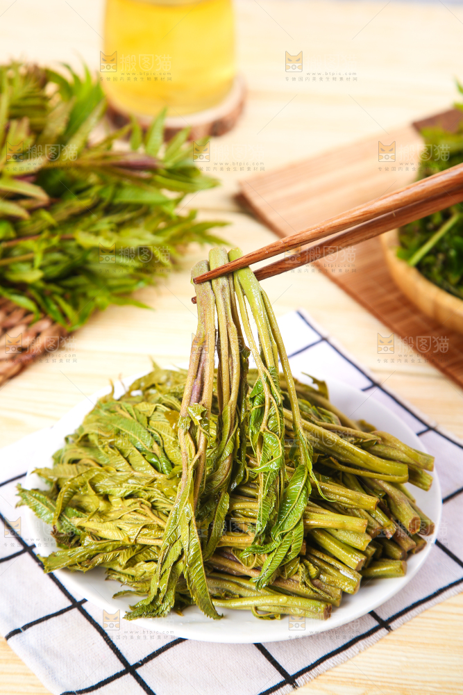 筷子夹着香椿芽