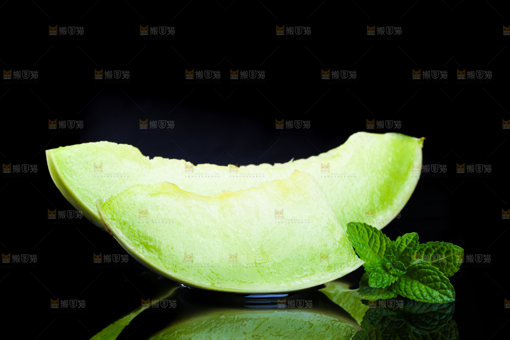 切开的玉菇甜瓜放在黑底上