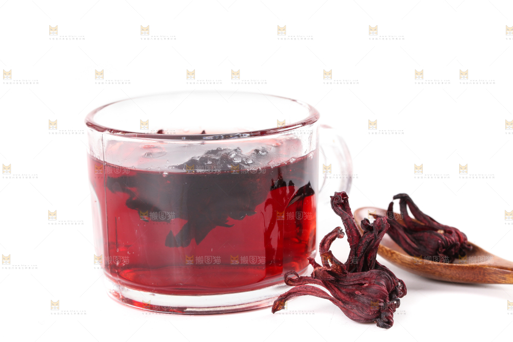 白底上放着一杯洛神花茶