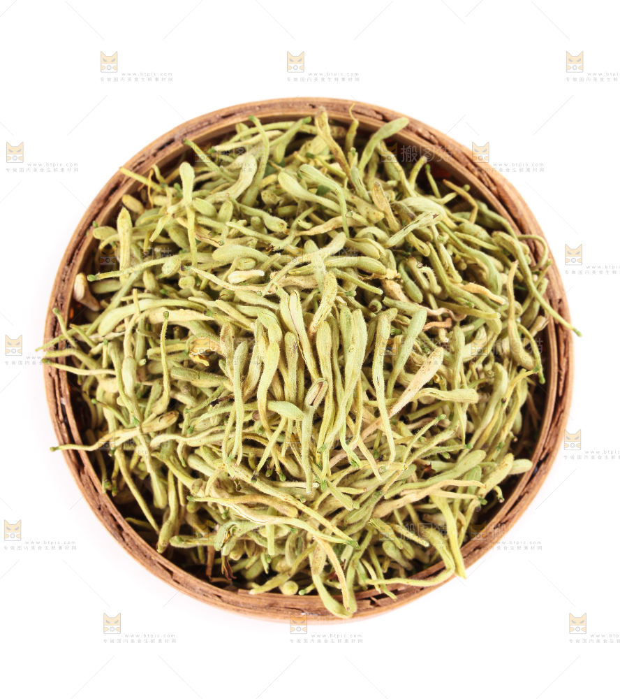 一筐干金银花放在白底上