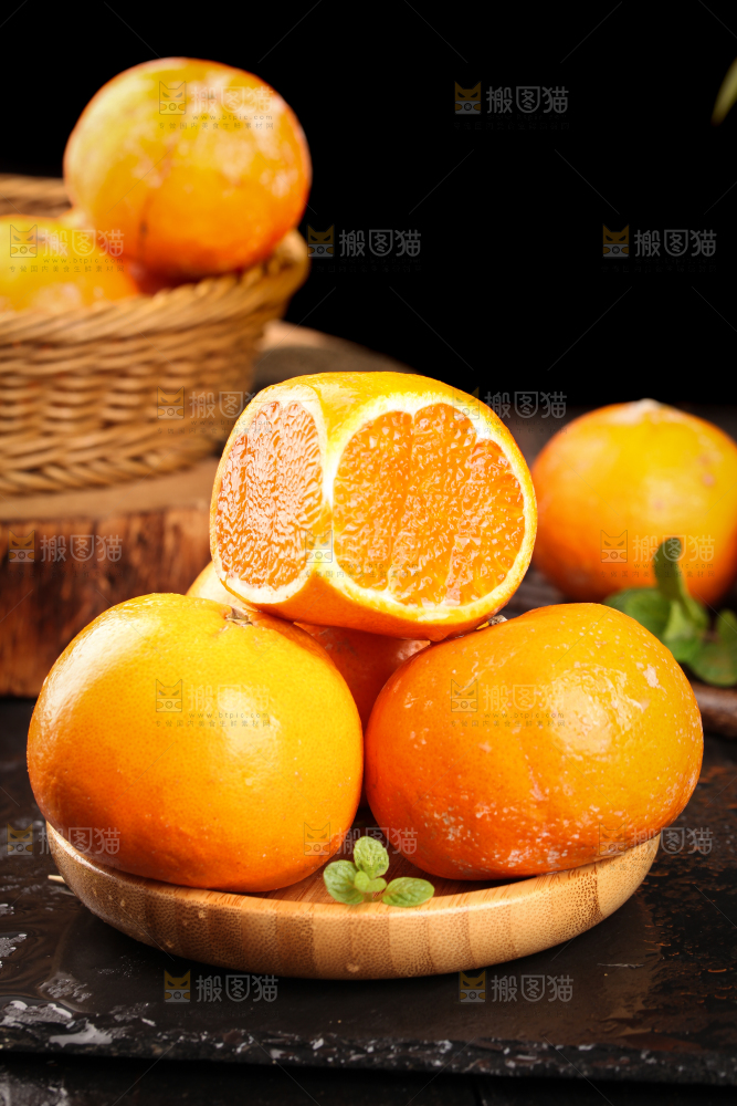 切开的广西茂谷柑放在黑石板上