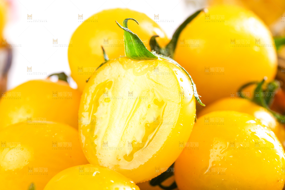 格子布上的圣女果