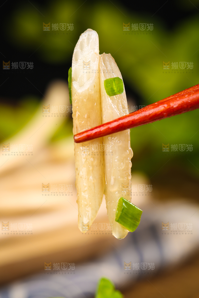 筷子上夹着炒藕带