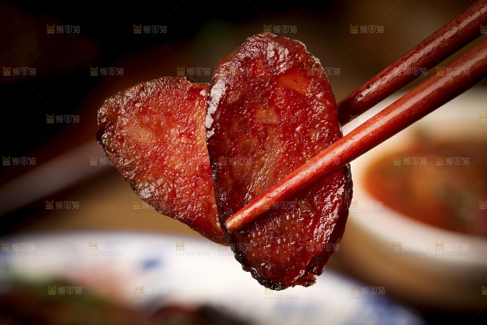 盘子里装着炒熏腊肠