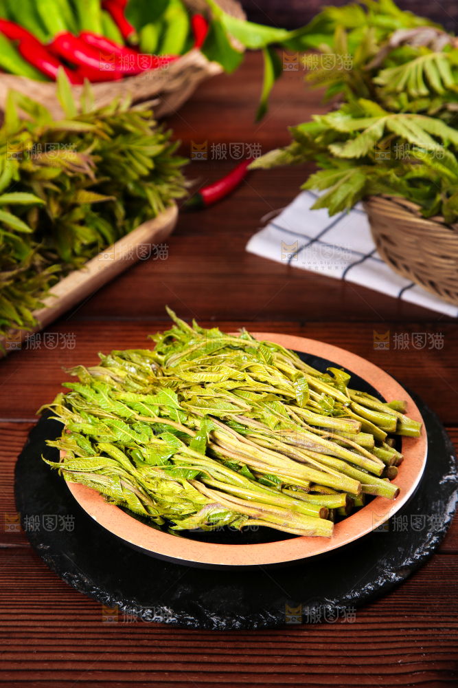 木底上放着一盘野生香椿芽