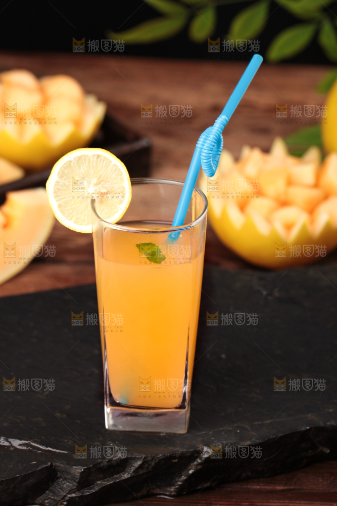 黑石板上放着一杯黄河蜜瓜果汁
