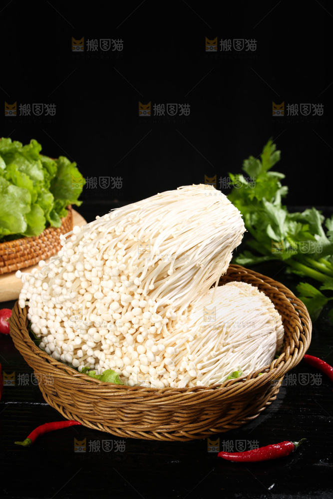 黑底上放着一盘新鲜的金针菇