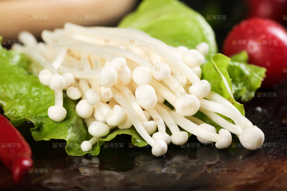 深底上的新鲜金针菇
