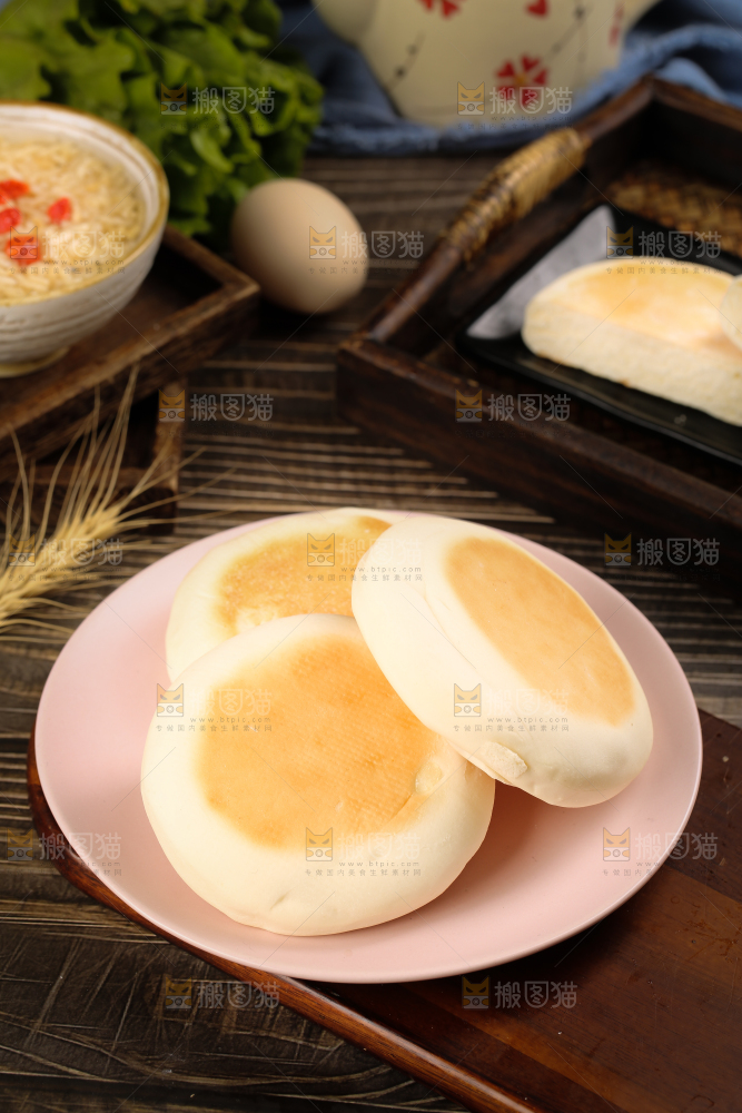 盘子里装着奶香饼