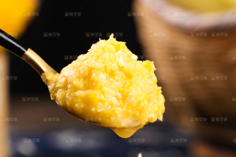 碟子里装着玉米糊