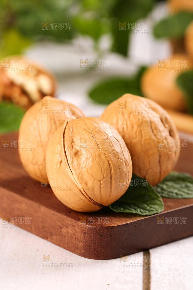 木底上放着云南纸皮核桃