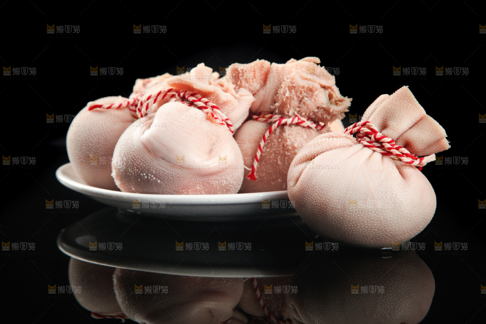 一盘羊肚肉放在黑底上