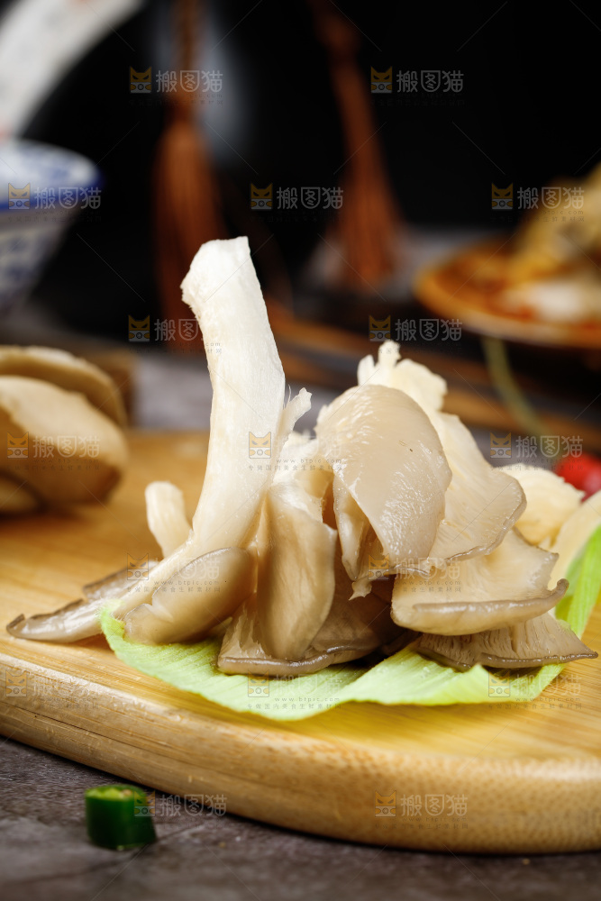 木板上放着撕开的新鲜平菇