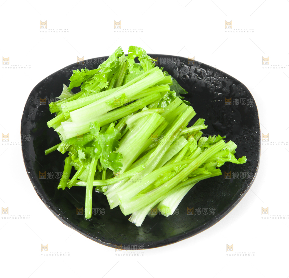 一盘香菜段放在白底上