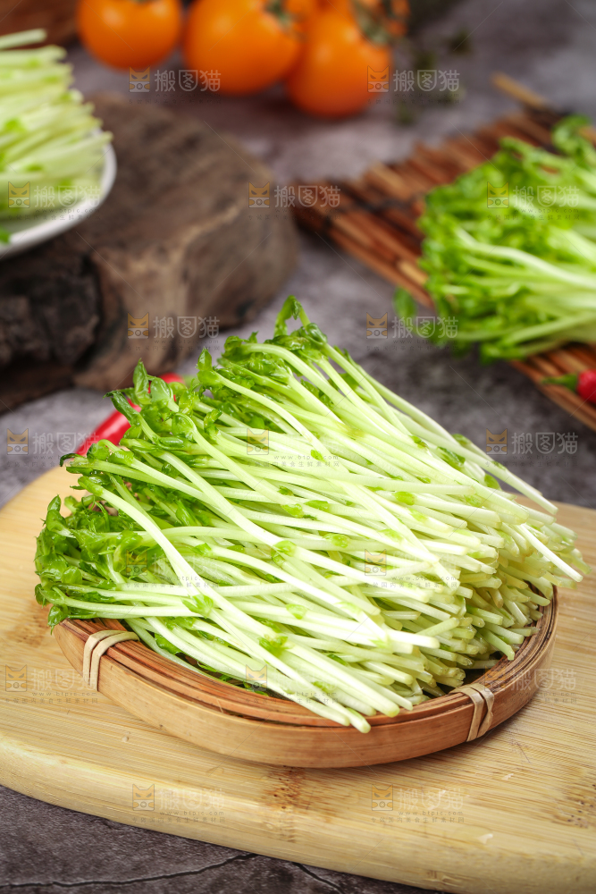 木板上放着豆苗菜
