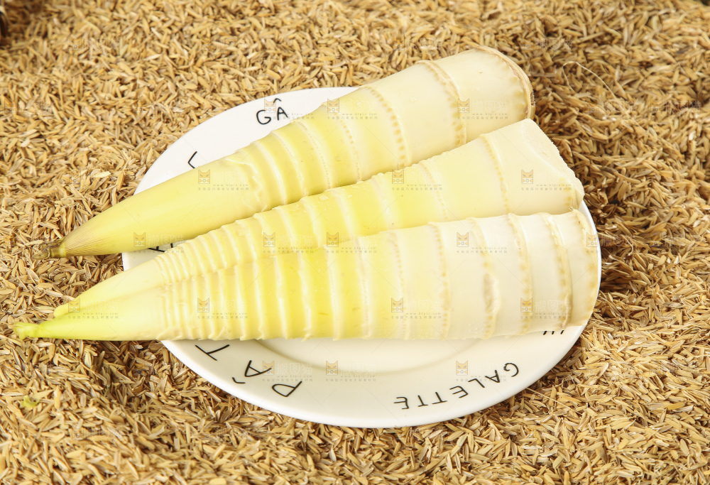 一盘剥皮的春笋放在浅底上