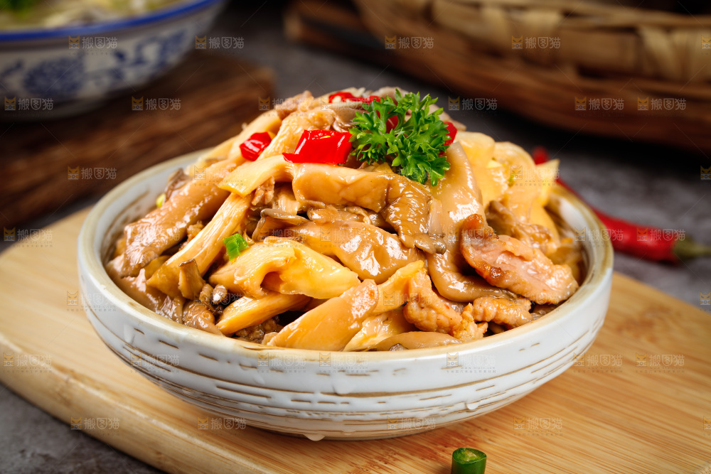 木板上放着一碗平菇炒肉