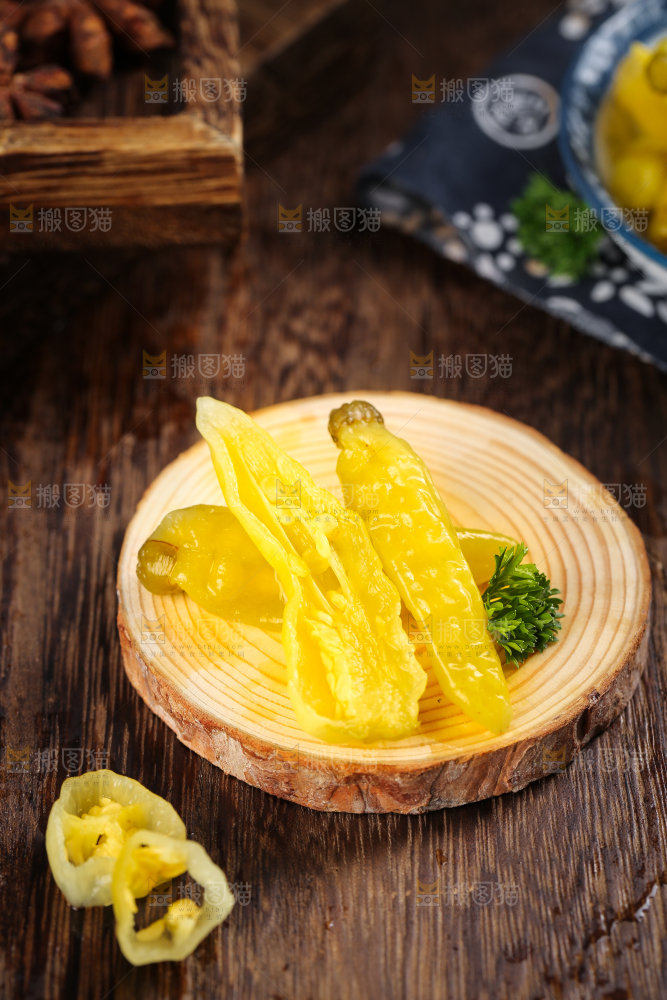 木板上放着野山椒