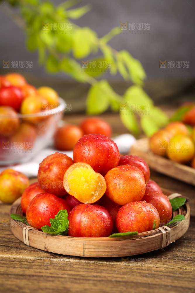 篮子里装着珍珠李子