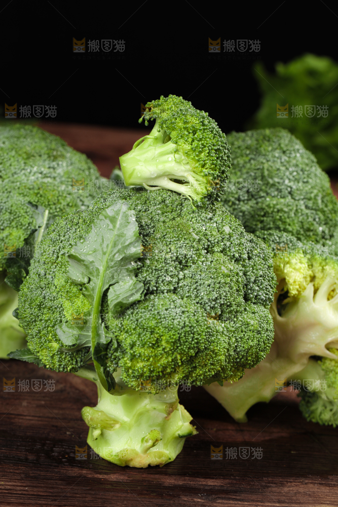 木底上放着新鲜的绿花椰菜
