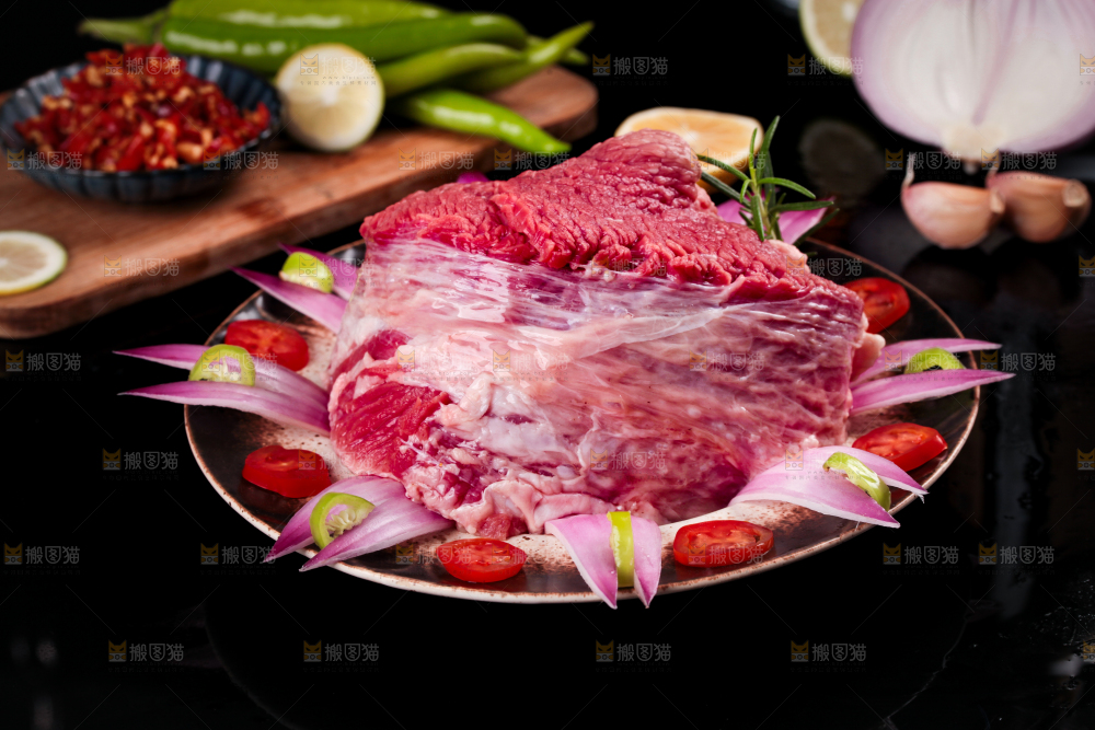 盘子里装着牛腿肉