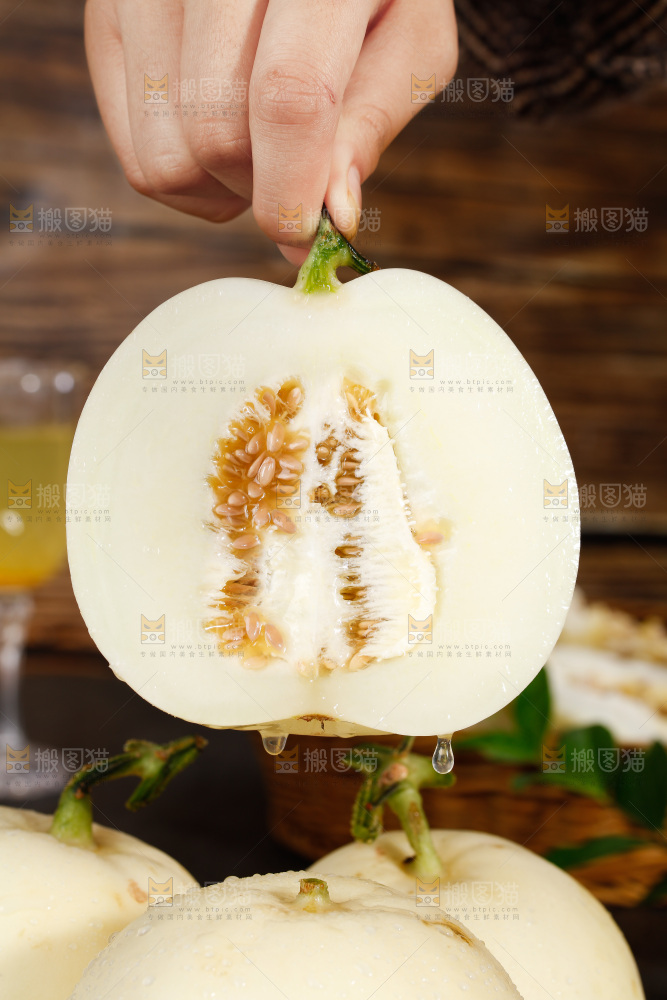 手拿切开的阎良甜瓜