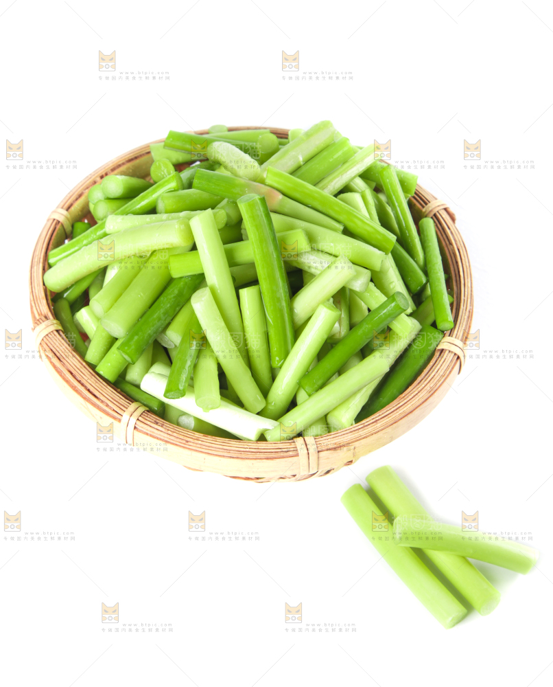 白底上放着一筐新鲜蒜苔段