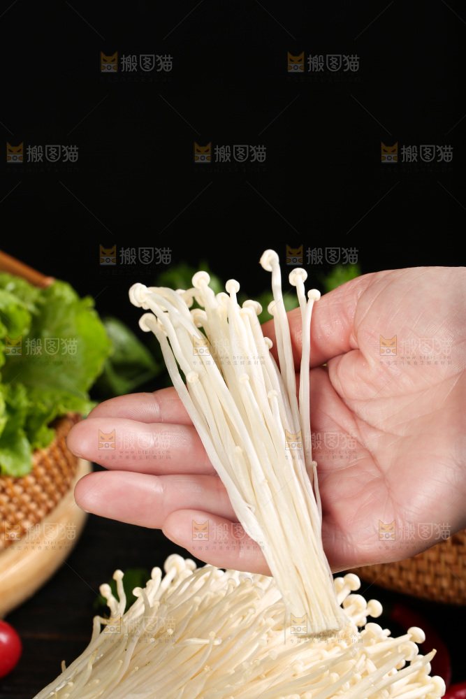 手拿新鲜金针菇