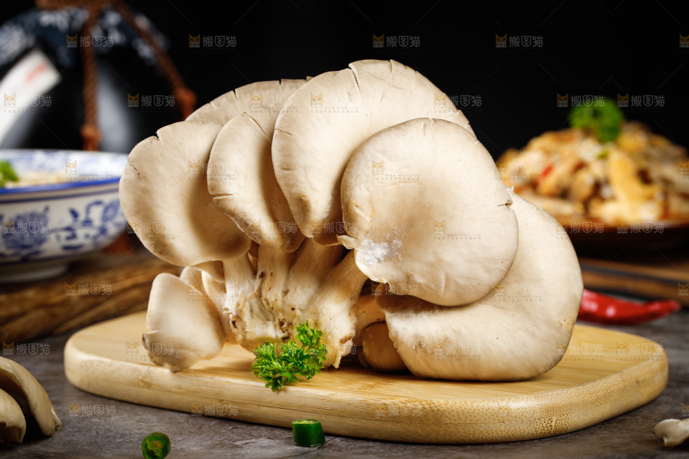 木板上的新鲜平菇