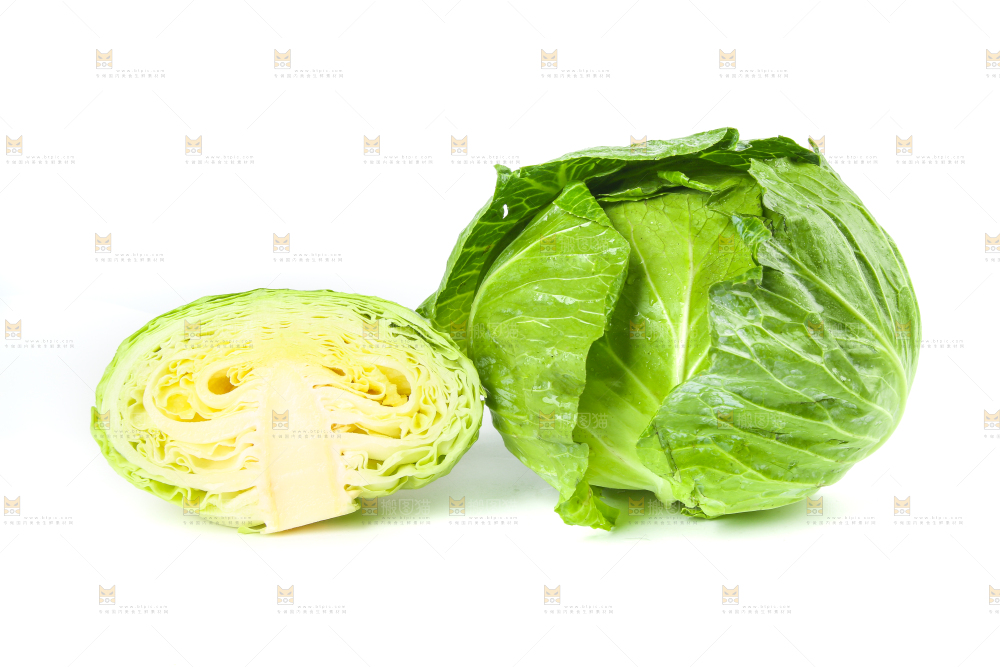 切开的包菜放在白底上