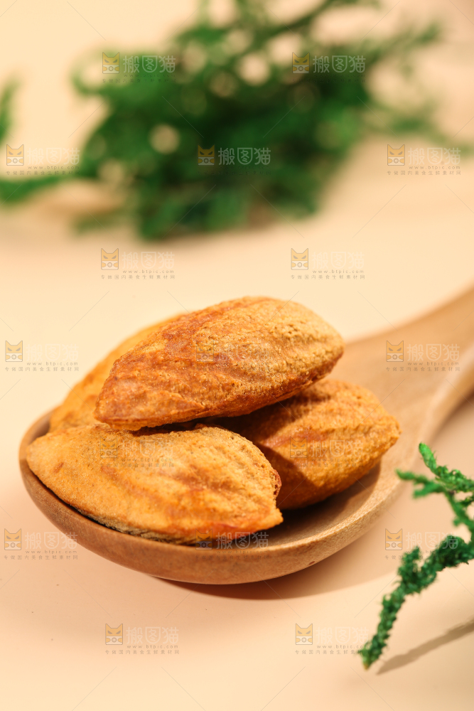 勺子里的薄壳巴旦木