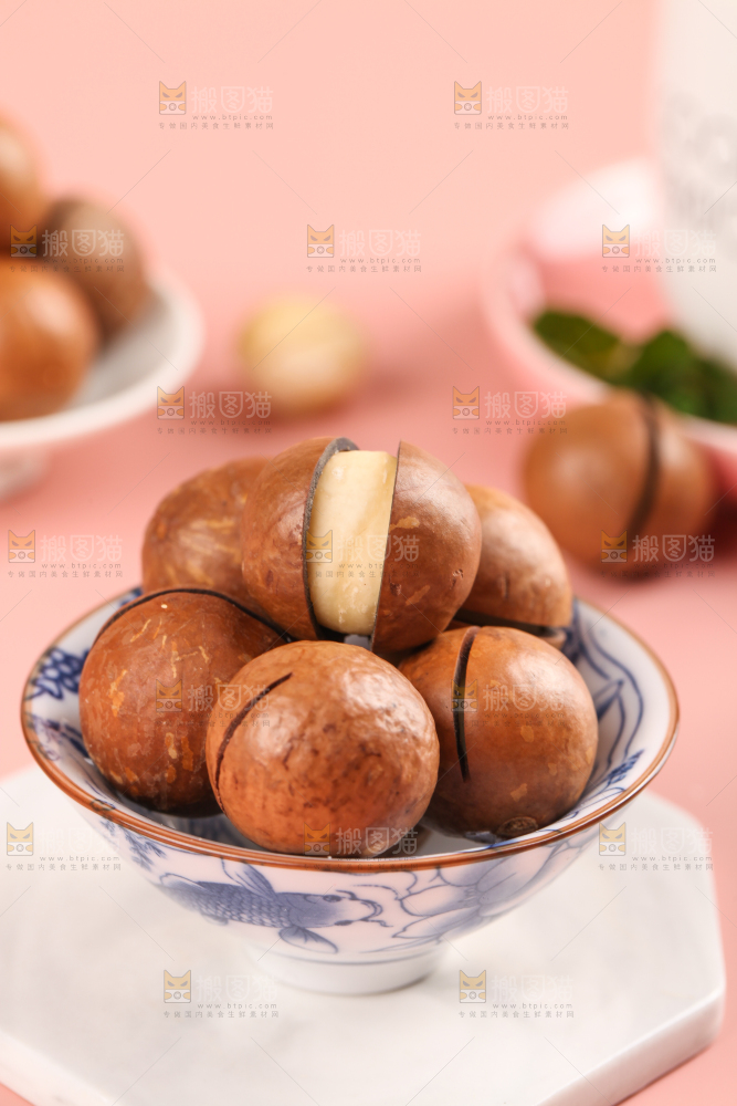 一碗奶香味夏威夷果放在石板上