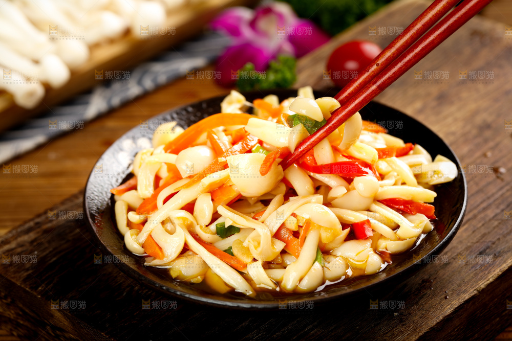 筷子夹着素炒白玉菇
