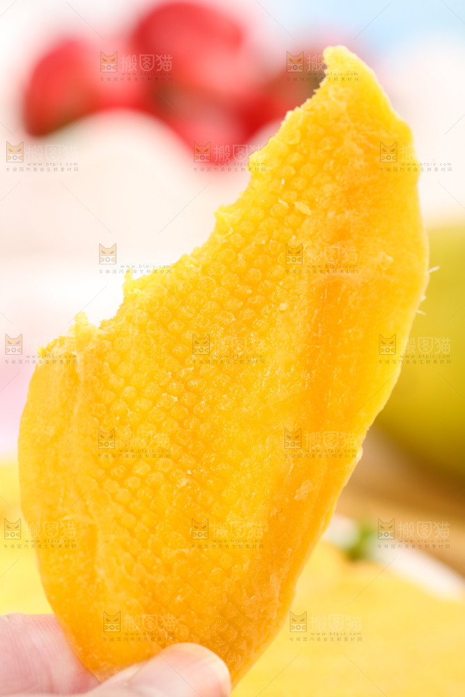 手拿芒果干
