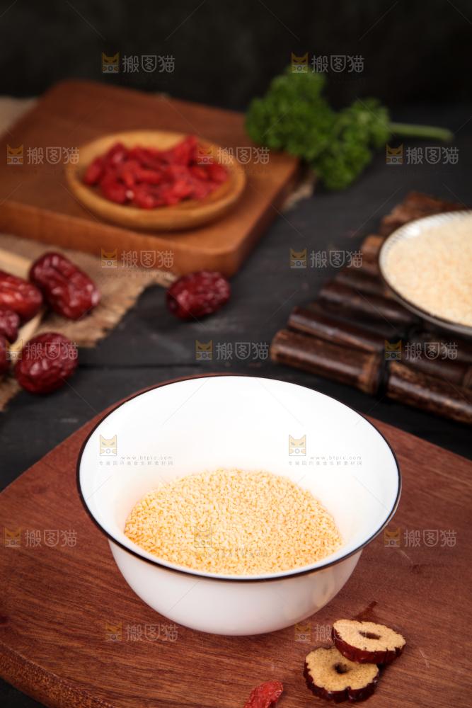 木底上放着一碗手工葛根粉