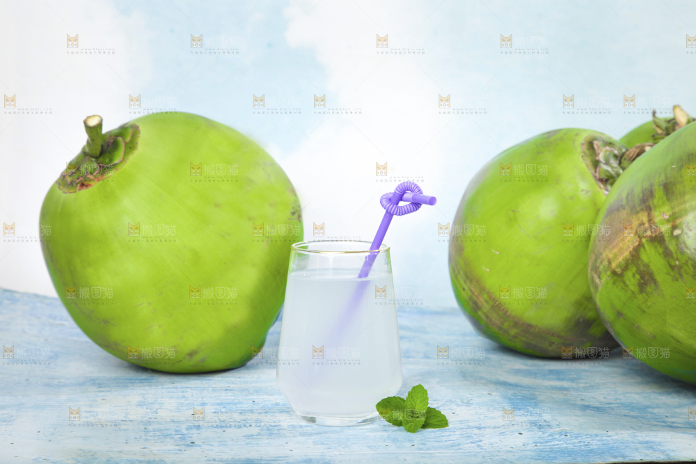 蓝底上放着一杯椰汁
