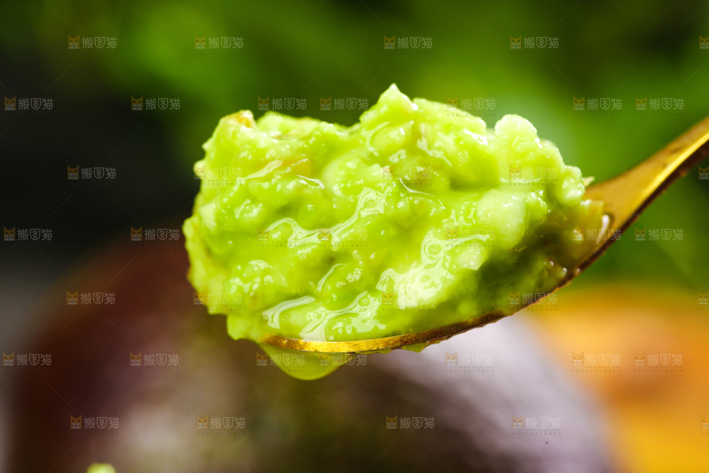 勺子里的牛油果果泥