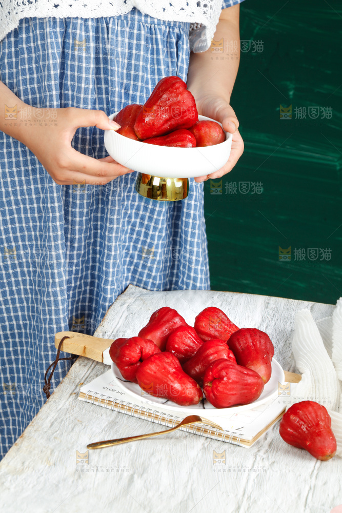 手拿一碗新鲜莲雾
