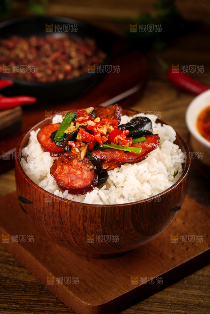饭上面放着炒腊肠