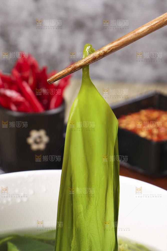 筷子上夹着小海带芽