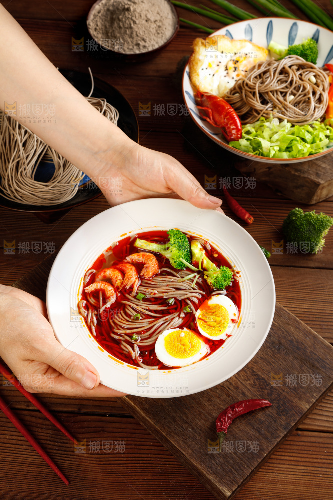 手拿一碗鸡蛋面