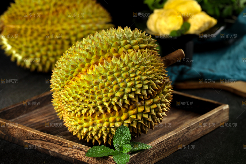 盘子里装着泰国甲仑榴莲
