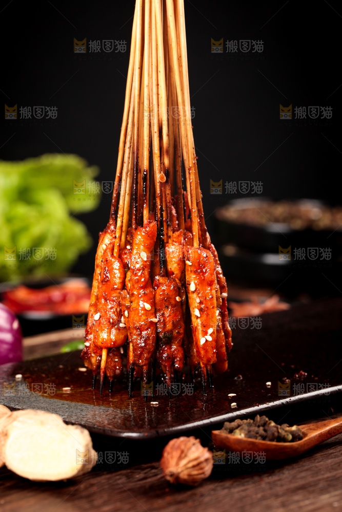 深底上的烤肉串