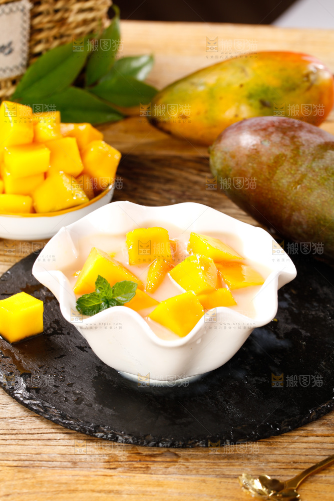 黑石板上放着一碗贵妃芒果肉