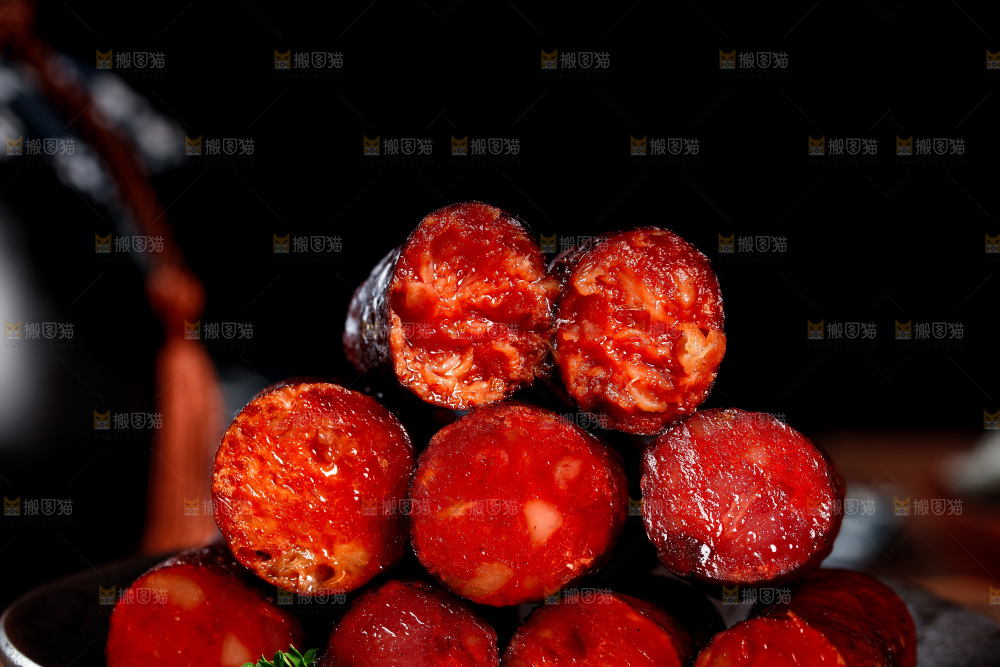 盘子里装着烟熏腊肠