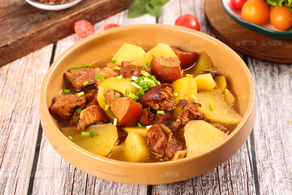 碗里装着土豆炖肉